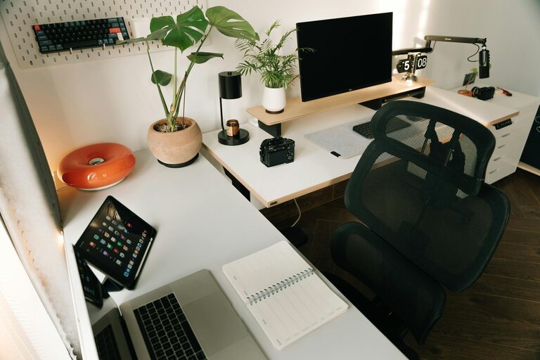 Consejos prácticos para un espacio de trabajo en casa eficiente y cómodo